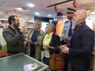 La regidoria de Comerç junt amb la Policia Local de Salou han iniciat una campanya de proximitat i seguretat als comerços del municipi