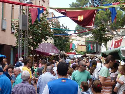 S'inaugura el XVIII Mercat Medieval de Salou amb els joglars, acròbates, bufons i músics