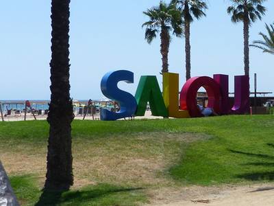 Salou instal·la unes lletres gegants al passeig Jaume I amb el nom del municipi