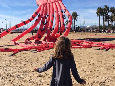 Salou enlaira més de 120 estels en la primera edició del Salouwind