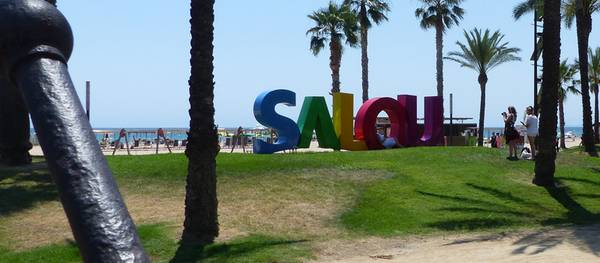 Salou instal·la unes lletres gegants al passeig Jaume I amb el nom del municipi