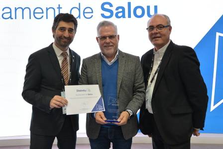 L’alcalde de Salou, Pere Granados, i el regidor de Noves Tecnologies, Jesús Barragán, recullen el distintiu Sóc Smart de mans del conseller Jordi Puigneró