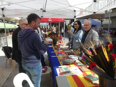 📷 Plaça de Sant Jordi de Salou, cor cultural i festiu d’una Diada multitudinària