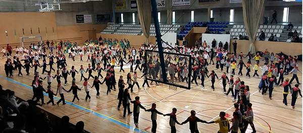 Més de 350 alumnes de les escoles de Salou ballen sardanes conjuntament