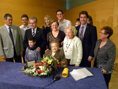 Acció Social de Salou ret un homenatge a Teresa Gendre Bargalló de 92 anys, com a representant de les dones grans
