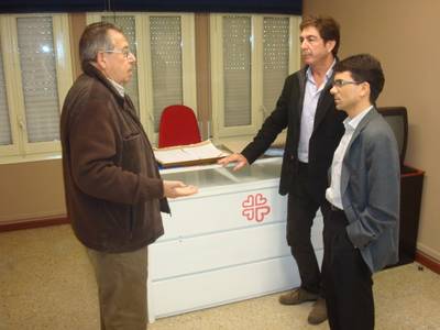 Acció Social lliura a Càritas, en nom de la corporació salouenca, un primer ajut de 4.000 euros per col•laborar en l’assistència immediata a les persones necessitades