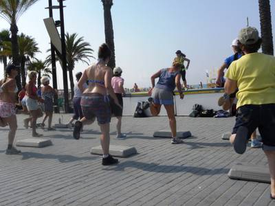 Aeròbic, zumba i dansa del ventre a la platja de Llevant