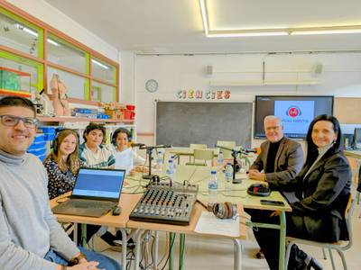 Alumnes de l’Escola Santa Maria del Mar entrevisten l’alcalde i la regidora d’Ensenyament