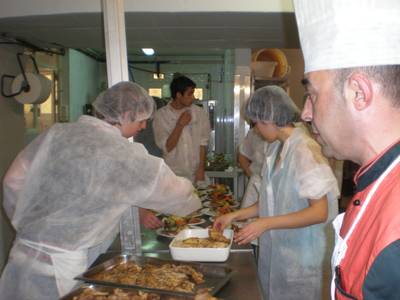 Alumnes de la Unitat d’Escolarització Compartida de Salou s’inicien en les tècniques de Cuina i de Bufet