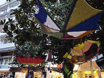 Artesania i comunitat: creació d'un arbre de ganxet gegant per Nadal