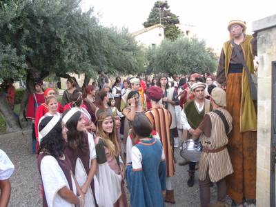 Centenars de persones segueixen la desfilada del rei Jaume I i el seu seguici pels carrers de Salou