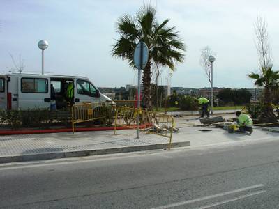 Comença la instal·lació d’un semàfor i un pas de vianants a la C-31B a Salou