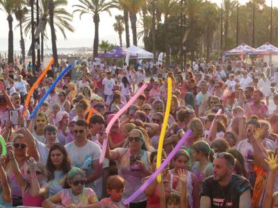 📸 La Holi Colors per a l'Alba Power tenyeix de solidaritat la plaça de les Comunitats Autònomes