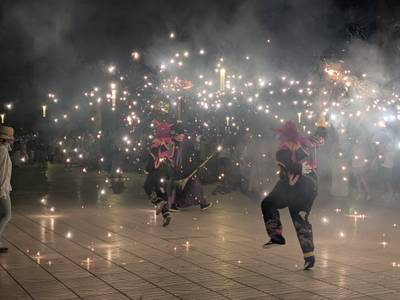 📸La Nit del Foc il·lumina el passeig Jaume I