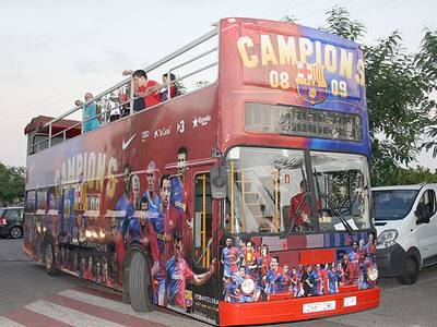 El bus del Barça ‘Tour Campions 2009’ amb les sis copes arriba a Salou