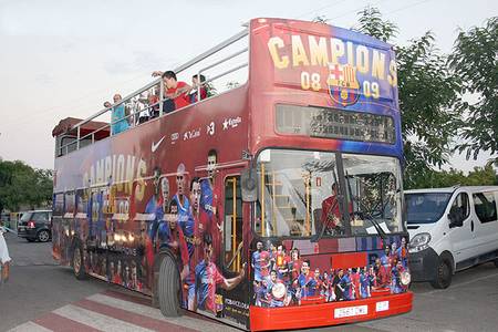 El bus del Barça ‘Tour Campions 2009’ amb les sis copes arriba a Salou