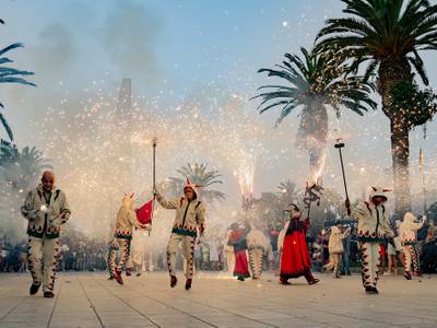 El correfoc infantil inunda de llum el passeig Jaume I de Salou