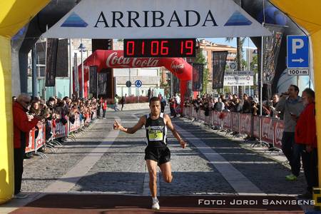 El duel entre els atletes del Runnersworld TGN, Jaume Leiva i Mohamed Ben Hmbarka serà un dels principals atractius de la Mitja Marató de Salou