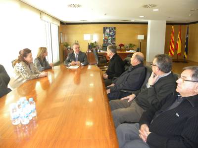 El govern de Salou lliura a Càritas un xec amb 2.760 euros de la recaptació de la paella popular