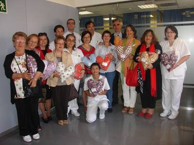 El Grup de Dones de Salou i l’Associació Oncològica Dr. Amadeu Pelegrí donen 100 coixins per ajudar a les dones operades