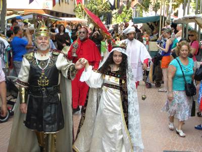 El rei Jaume I i la seva esposa passegen pel XIII Mercat Medieval de Salou en la seva inauguració