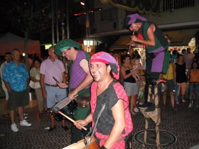 El XII Mercat Medieval s’acomiada amb una cercavila apoteòsica que aconsegueix fusionar públic, espectacle i comerç amb la festa final