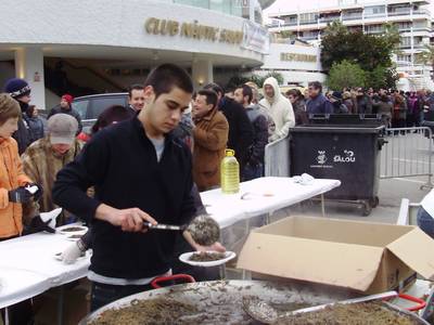 Els “fideus negres de Salou” resisteixen el mal temps