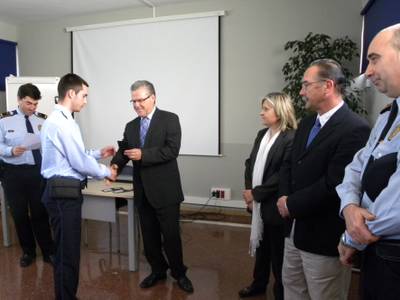 Els agents interins de la Policia Local finalitzen el curs i reben les seves credencials