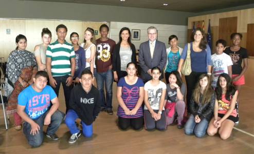 Els alumnes de l’Aula d’Acollida de l’IES Marta Mata entrevisten a l’alcalde de Salou