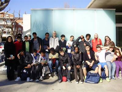 Els alumnes de l’aula d’acollida de l’IES Marta Mata de Salou coneixen el pavelló d’esports