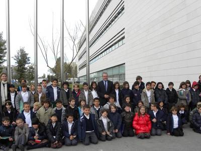 Els alumnes de l’Escola Elisabeth pregunten a l’alcalde