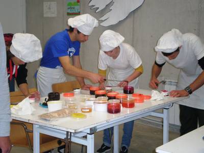 Els alumnes de la UEC s’acosten al món professional aprenent a fer gelats