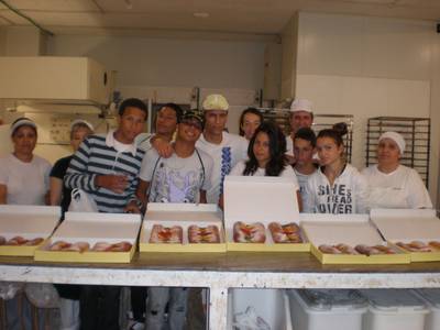 Els alumnes de la UEC Salou aprenen a fer coques de Sant Joan al ‘Salou T’inclou’