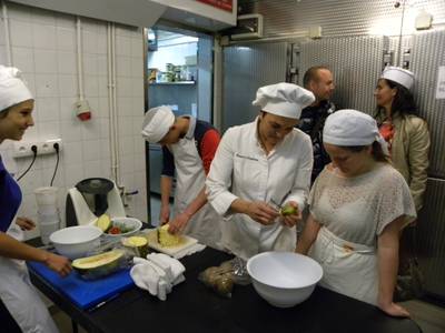 Els alumnes de la UEC visiten l’obrador de la Ibense per aprendre a fer postres