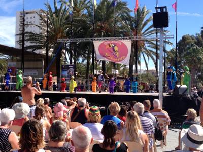 Els joves del festival Unost mostren el seu art al passeig Jaume I