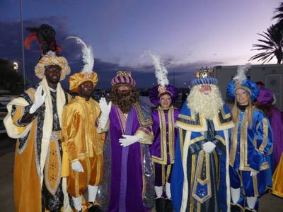 Els Reis Mags reparteixen regals i il·lusió a Salou demanant pau en el món