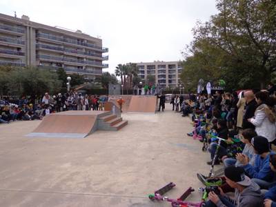 Els skaters de Salou junts per primer cop en una exhibició a la pista de skate del parc  Manuel Albinyana
