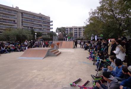 Els skaters de Salou junts per primer cop en una exhibició a la pista de skate del parc  Manuel Albinyana