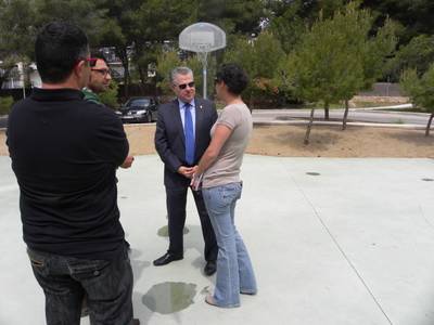 Els veïns de Cap Salou estrenen una nova zona de jocs infantils i pista de bàsquet
