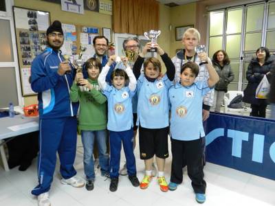 Es lliuren els trofeus als guanyadors del torneig de tennis taula de festa Major