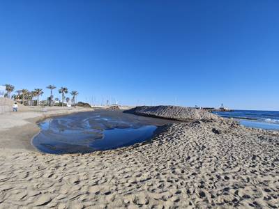 Es reforça la platja de Capellans amb 4.000 m³ de sorra