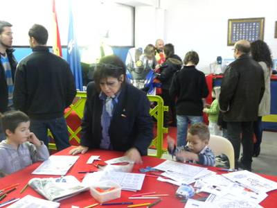 Èxit de visites al taller de Nadal de la Policia Local de Salou