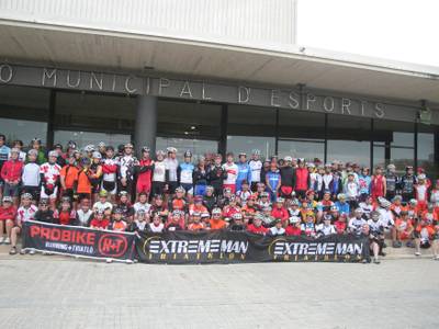 Extreme Man 226 Salou Costa Daurada: un centenar de triatletes reconeixen el recorregut ciclista