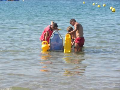 L’Ajuntament de Salou dobla el nombre de les cadires adaptades pel bany de persones amb mobilitat reduïda