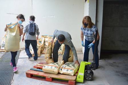 L’Ajuntament de Salou dona 500 kg de pinso a les entitats animalistes del municipi per alimentar les colònies felines