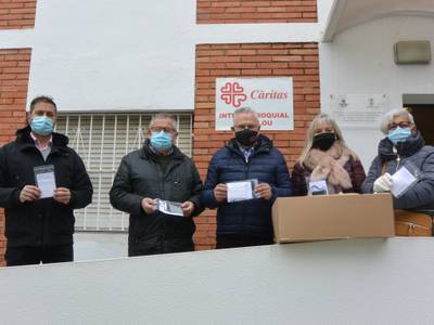 L’Ajuntament de Salou dona 600 mascaretes solidàries, confeccionades a mà pel Grup de Dones, a Càritas Interparroquial
