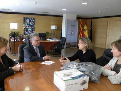 L’Ajuntament de Salou entrega una impressora al CAR Salou