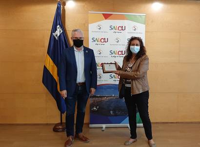 L’Ajuntament de Salou lliura una placa a la professora de l’Institut Marta Mata, Llum Viruete, amb motiu de la seva jubilació de la docència