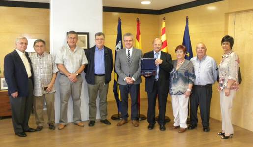 L’Ajuntament de Salou lliura una placa al mossèn Josep Mª Prats per la seva jubilació