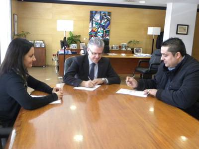 L’Ajuntament de Salou signa el conveni amb el restaurant del Club Nàutic per formar alumnes com auxiliar d’hoteleria